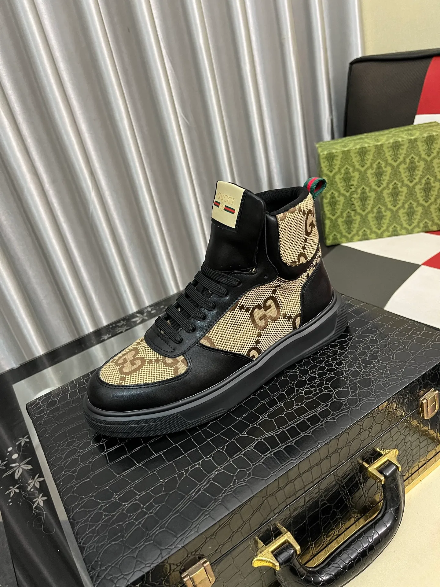 Men's shoes 💰440⌚️⌚️ Gucci •Gucci original quality. ~ Unique modern style sneakers. 🏃A must-have casual shoe for trendy men😍😍 Original brand imported from Italy, imported original leather, sheep lining (refuses to discolor and grind feet) Sole: Original sole provided by the original factory, French lazy style design ⚠️Fit to the feet, original quality attached, super comfortable original sole, size: 38-443️⃣Colors available